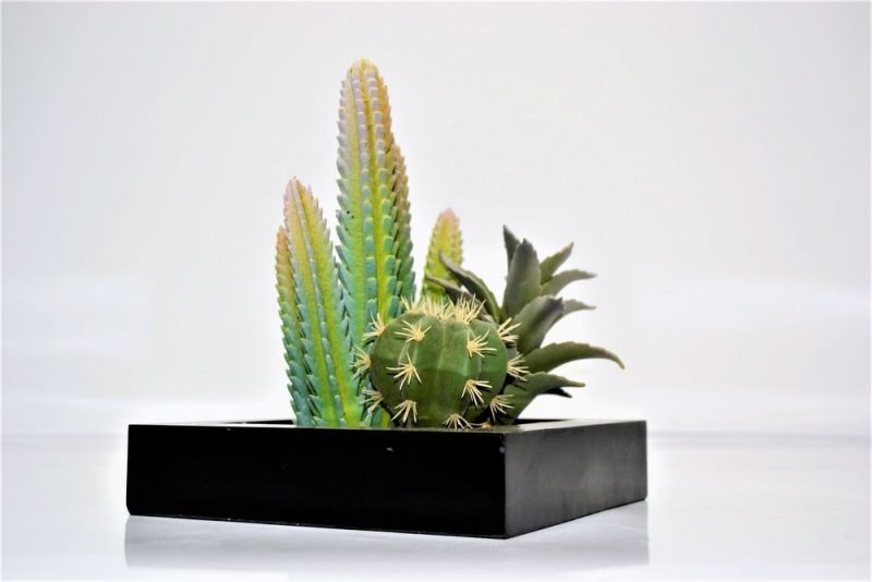 Décoration vase en verre avec fleur artificielle